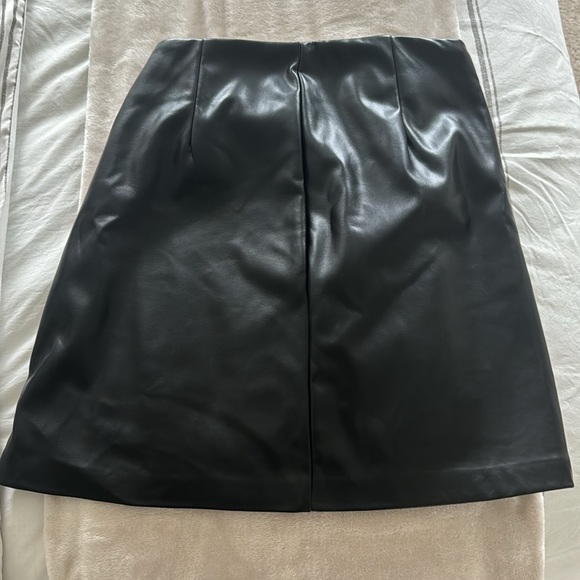 Black leather skirt NEVER WORN - Picture 3 of 5
